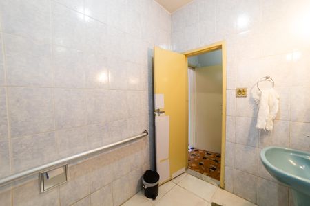 Casa à venda com 732m², 5 quartos e 6 vagasBanheiro Social 1