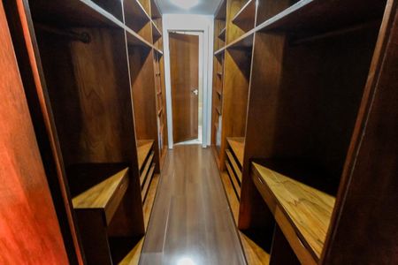 Apartamento à venda com 200m², 4 quartos e 3 vagasCloset da suíte 1