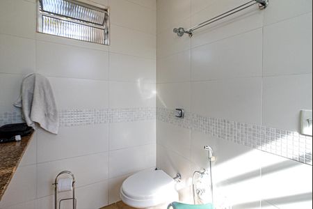 Casa à venda com 300m², 4 quartos e 4 vagasBanheiro 2