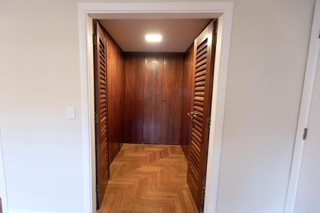 Apartamento à venda com 330m², 5 quartos e 4 vagasCloset suíte master