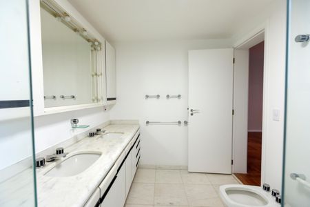 Apartamento à venda com 330m², 5 quartos e 4 vagasBanheiro suíte máster