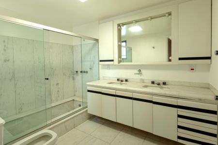 Apartamento à venda com 330m², 5 quartos e 4 vagasBanheiro suíte máster