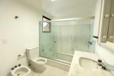 Apartamento à venda com 330m², 5 quartos e 4 vagasBanheiro suíte máster