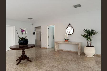 Apartamento à venda com 132m², 2 quartos e 1 vagaHall de entrada