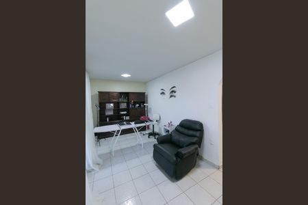 Casa à venda com 180m², 3 quartos e 3 vagas Casa à venda com 180m², 3 quartos e 3 vagasSala