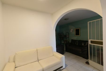 Casa à venda com 180m², 3 quartos e 3 vagas Casa à venda com 180m², 3 quartos e 3 vagasSala