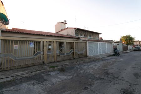 Casa à venda com 180m², 3 quartos e 3 vagas Casa à venda com 180m², 3 quartos e 3 vagasFachada