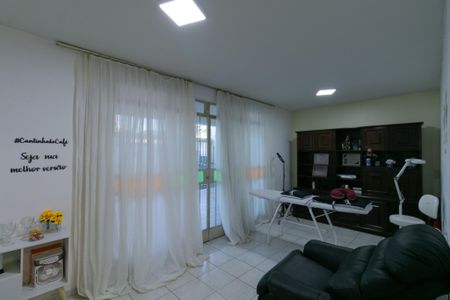 Casa à venda com 180m², 3 quartos e 3 vagas Casa à venda com 180m², 3 quartos e 3 vagasSala