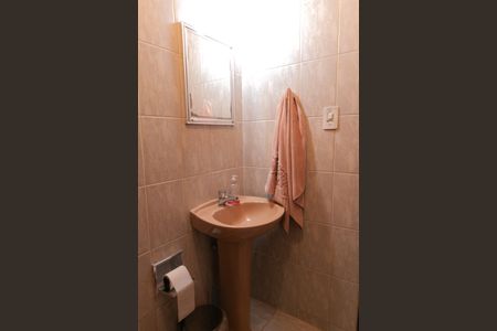 Casa à venda com 180m², 3 quartos e 3 vagas Casa à venda com 180m², 3 quartos e 3 vagasBanheiro Social