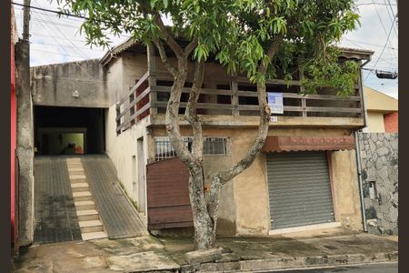 Casa à venda com 254m², 3 quartos e 5 vagasFachada + Plaquinha