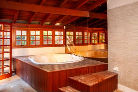 Casa à venda com 495m², 4 quartos e 2 vagas Casa à venda com 495m², 4 quartos e 2 vagasSala