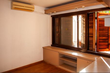 Casa à venda com 495m², 4 quartos e 2 vagas Casa à venda com 495m², 4 quartos e 2 vagasQuarto 1