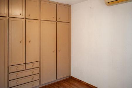 Casa à venda com 495m², 4 quartos e 2 vagas Casa à venda com 495m², 4 quartos e 2 vagasQuarto 1