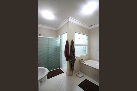 Casa à venda com 298m², 4 quartos e 5 vagasSuíte 01 Banheiro