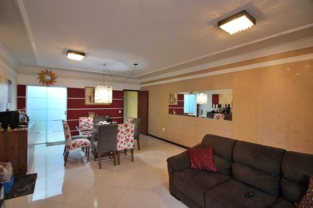 Casa à venda com 298m², 4 quartos e 5 vagasSala