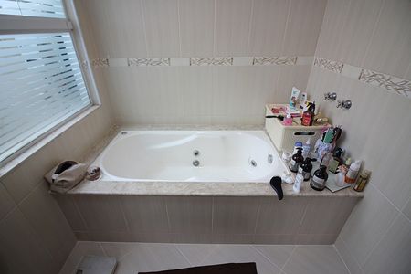 Casa à venda com 298m², 4 quartos e 5 vagasSuíte 01 Banheiro