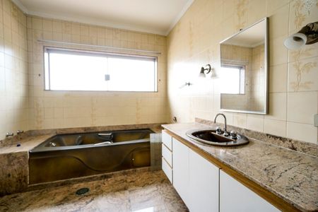 Casa para alugar com 450m², 4 quartos e 7 vagasBanheiro da suíte 04