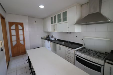 Casa à venda com 288m², 6 quartos e 7 vagasCozinha 2
