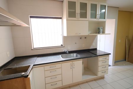 Casa à venda com 288m², 6 quartos e 7 vagasCozinha 3