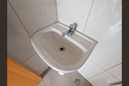 Banheiro de kitnet/studio para alugar com 1 quarto, 26m² em Vila Cruz das Almas, São Paulo