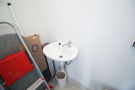 Banheiro de serviço de apartamento para alugar com 3 quartos, 130m² em Itaim Bibi, São Paulo