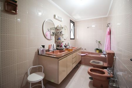 Apartamento à venda com 296m², 4 quartos e 2 vagas Apartamento à venda com 296m², 4 quartos e 2 vagasBanheiro da Suíte 1