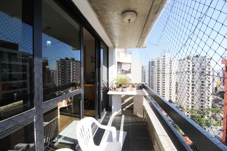 Apartamento à venda com 296m², 4 quartos e 2 vagas Apartamento à venda com 296m², 4 quartos e 2 vagasVaranda