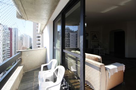 Apartamento à venda com 296m², 4 quartos e 2 vagas Apartamento à venda com 296m², 4 quartos e 2 vagasVaranda