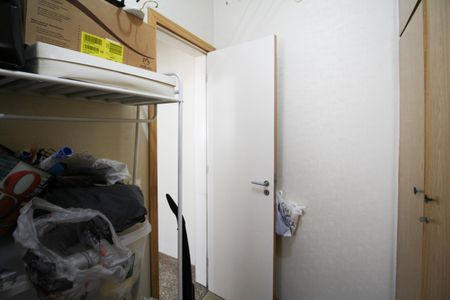 Apartamento à venda com 296m², 4 quartos e 2 vagas Apartamento à venda com 296m², 4 quartos e 2 vagasQuarto de Serviço