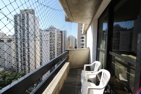 Apartamento à venda com 296m², 4 quartos e 2 vagas Apartamento à venda com 296m², 4 quartos e 2 vagasVaranda
