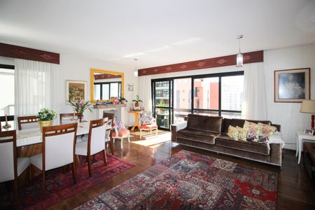 Apartamento à venda com 296m², 4 quartos e 2 vagas Apartamento à venda com 296m², 4 quartos e 2 vagasSala