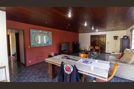 Casa de condomínio à venda com 367m², 4 quartos e 4 vagasSala