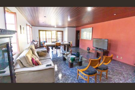 Casa de condomínio à venda com 367m², 4 quartos e 4 vagasSala