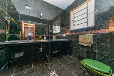 Apartamento para alugar com 300m², 4 quartos e 3 vagas Apartamento para alugar com 300m², 4 quartos e 3 vagasBanheiro da Suíte 1