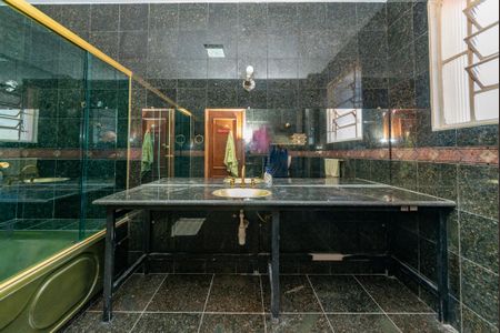 Apartamento para alugar com 300m², 4 quartos e 3 vagas Apartamento para alugar com 300m², 4 quartos e 3 vagasBanheiro da Suíte 1