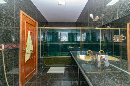 Apartamento para alugar com 300m², 4 quartos e 3 vagas Apartamento para alugar com 300m², 4 quartos e 3 vagasBanheiro da Suíte 1