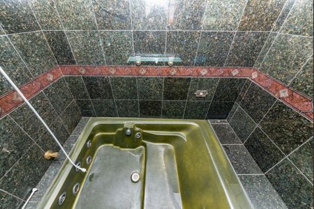 Apartamento para alugar com 300m², 4 quartos e 3 vagas Apartamento para alugar com 300m², 4 quartos e 3 vagasBanheiro da Suíte 1