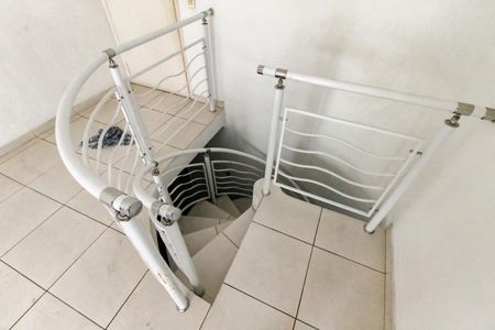 Apartamento à venda com 85m², 2 quartos e 1 vagaEscada acesso quartos