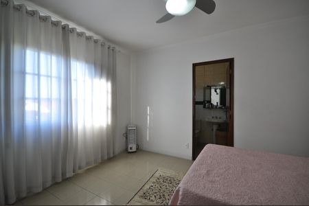 Casa à venda com 240m², 3 quartos e 2 vagasSuíte