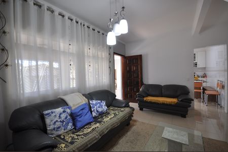 Casa à venda com 240m², 3 quartos e 2 vagasSala