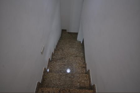 Casa à venda com 240m², 3 quartos e 2 vagasEscada