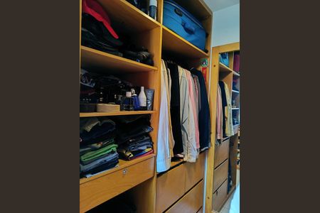 Casa de condomínio à venda com 140m², 4 quartos e 2 vagas Casa de condomínio à venda com 140m², 4 quartos e 2 vagasCloset