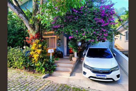 Casa de condomínio à venda com 140m², 4 quartos e 2 vagas Casa de condomínio à venda com 140m², 4 quartos e 2 vagasÁrea externa