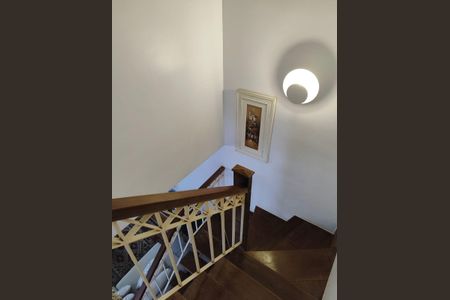 Casa de condomínio à venda com 140m², 4 quartos e 2 vagas Casa de condomínio à venda com 140m², 4 quartos e 2 vagasEscada