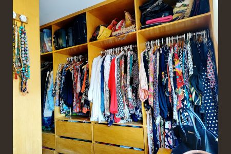 Casa de condomínio à venda com 140m², 4 quartos e 2 vagas Casa de condomínio à venda com 140m², 4 quartos e 2 vagasCloset