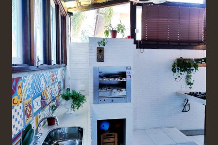 Casa de condomínio à venda com 140m², 4 quartos e 2 vagas Casa de condomínio à venda com 140m², 4 quartos e 2 vagasChurrasqueira