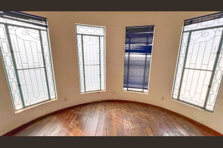 Casa à venda com 508m², 5 quartos e 8 vagasSala