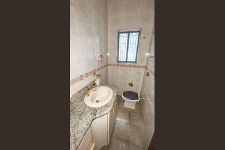 Casa à venda com 508m², 5 quartos e 8 vagasBanheiro 