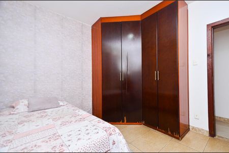 Casa à venda com 400m², 5 quartos e 4 vagas Casa à venda com 400m², 5 quartos e 4 vagasQuarto 2