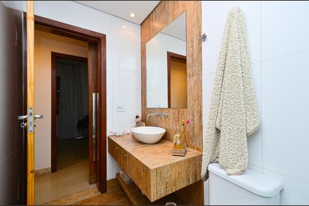 Casa à venda com 400m², 5 quartos e 4 vagas Casa à venda com 400m², 5 quartos e 4 vagasBanheiro Social